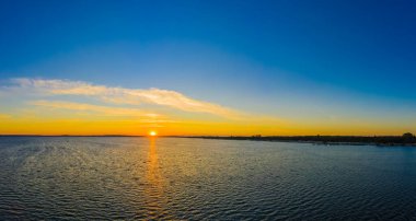 Güzel Panorama renk gökyüzü, Baltık Denizi 'nde gün batımı, Jastarnia, Polonya. Hava Görünümü