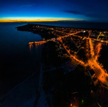 Gece Güzel Panorama renk gökyüzü, Baltık Denizi 'nde gün batımı, Jastarnia, Polonya. Hava Görünümü