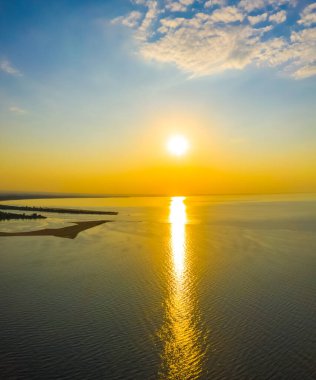 Minimalist deniz manzarası. Sakin suyun üzerinde gün batımı. Baltık Denizi. 