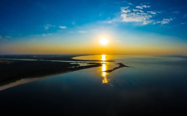 Minimalist deniz manzarası. Sakin suyun üzerinde gün batımı. Baltık Denizi. 