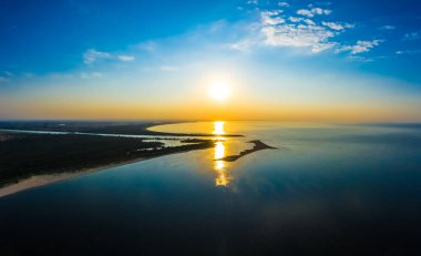 Minimalist deniz manzarası. Sakin suyun üzerinde gün batımı. Baltık Denizi. 