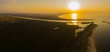 Baltık Denizi 'nde saydam turkuaz deniz manzarası. Deniz manzarası, plaj, güzel dalgalar, gün batımında mavi su. İHA 'dan üst görünüm