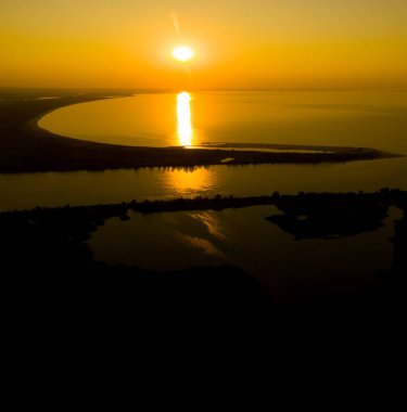 Baltık Denizi 'nde saydam turkuaz deniz manzarası. Deniz manzarası, plaj, güzel dalgalar, gün batımında mavi su. İHA 'dan üst görünüm
