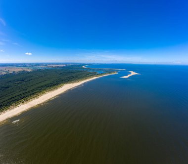 Baltık Denizi 'nde saydam turkuaz deniz manzarası. Deniz manzarası, plaj, güzel dalgalar, gün batımında mavi su. İHA 'dan üst görünüm