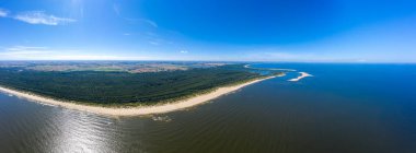 Baltık Denizi 'nde saydam turkuaz deniz manzarası. Deniz manzarası, plaj, güzel dalgalar, gün batımında mavi su. İHA 'dan üst görünüm