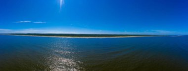 Baltık Denizi 'nde saydam turkuaz deniz manzarası. Deniz manzarası, plaj, güzel dalgalar, gün batımında mavi su. İHA 'dan üst görünüm