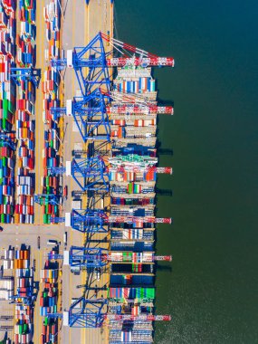 İş ve lojistik ihracat ve ithalat yapan konteyner gemisi. Kargoyu vinçle limana götürüyorum. Uluslararası su taşımacılığı. Hava görünümü