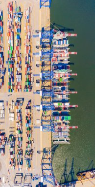 İş ve lojistik ihracat ve ithalat yapan konteyner gemisi. Kargoyu vinçle limana götürüyorum. Uluslararası su taşımacılığı. Hava görünümü