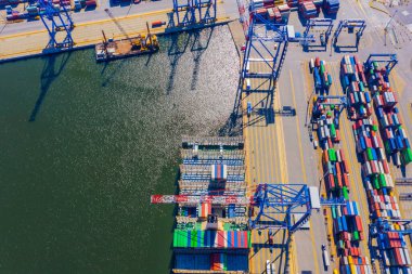 İş ve lojistik ihracat ve ithalat yapan konteyner gemisi. Kargoyu vinçle limana götürüyorum. Uluslararası su taşımacılığı. Hava görünümü
