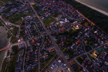 Güzel Gece rengi gökyüzü, Baltık Denizi 'nden gün batımı, Jastarnia, Polonya. Liman. Hava Görünümü
