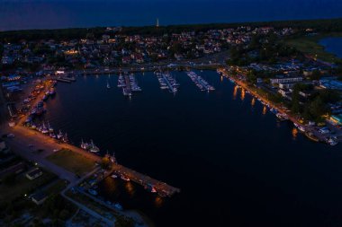 Güzel Gece rengi gökyüzü, Baltık Denizi 'nden gün batımı, Jastarnia, Polonya. Liman. Hava Görünümü