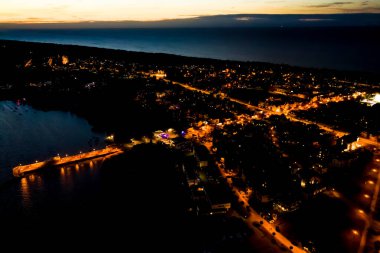 Güzel Gece rengi gökyüzü, Baltık Denizi 'nden gün batımı, Jastarnia, Polonya. Liman. Hava Görünümü