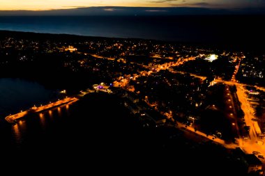 Güzel Gece rengi gökyüzü, Baltık Denizi 'nden gün batımı, Jastarnia, Polonya. Liman. Hava Görünümü