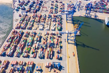İthalat ve ticaret lojistiğinde konteynır gemisi vinç, ticaret limanı, limandan limana kargo, insansız hava aracı, uluslararası ulaşım, iş lojistik konsepti...