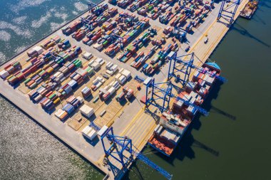 İthalat ve ticaret lojistiğinde konteynır gemisi vinç, ticaret limanı, limandan limana kargo, insansız hava aracı, uluslararası ulaşım, iş lojistik konsepti...