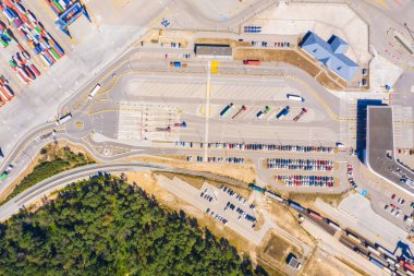 Konteyner Kargo gemisinin lojistik ve taşımacılığı ve Kargo ithalat / ihracat ve iş lojistiği, Nakliye, Üst Manzara, İHA 'dan Hava Görünümü