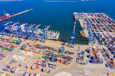 Konteyner Kargo gemisinin lojistik ve taşımacılığı ve Kargo ithalat / ihracat ve iş lojistiği, Nakliye, Üst Manzara, İHA 'dan Hava Görünümü