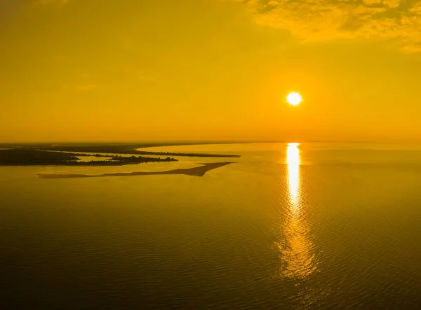 Vista Aérea Minimalista Pôr Sol Sobre Água Calma Mar Báltico — Fotografia de Stock