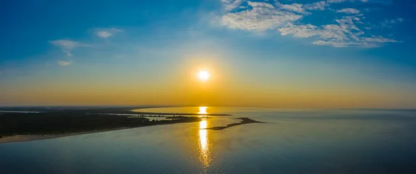 Minimalistyczny Krajobraz Powietrzny Zachód Słońca Nad Spokojną Wodą Morze Bałtyckie — Zdjęcie stockowe