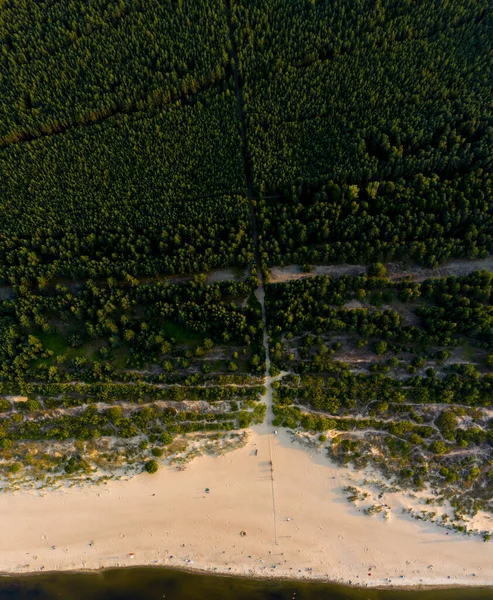 Baltık Denizi 'nde saydam turkuaz deniz manzarası. Deniz manzarası, plaj, güzel dalgalar, gün batımında mavi su. İHA 'dan üst görünüm