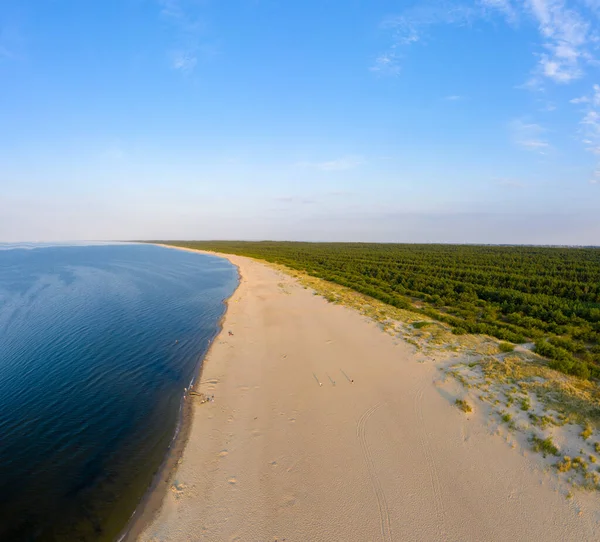 Baltık Denizi 'nde saydam turkuaz deniz manzarası. Deniz manzarası, plaj, güzel dalgalar, gün batımında mavi su. İHA 'dan üst görünüm