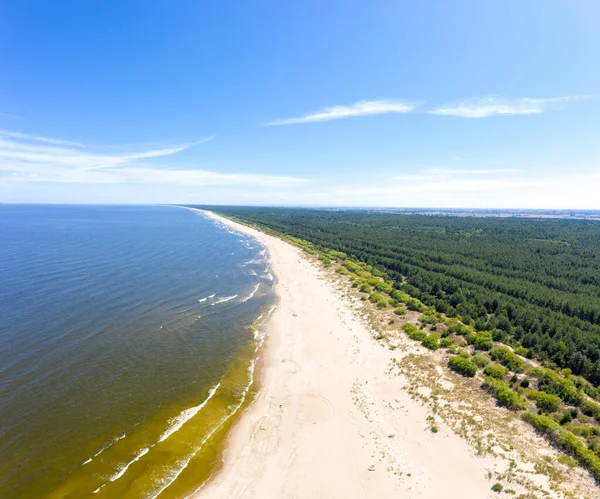 Baltık Denizi 'nde saydam turkuaz deniz manzarası. Deniz manzarası, plaj, güzel dalgalar, gün batımında mavi su. İHA 'dan üst görünüm