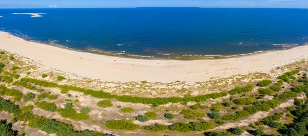 Baltık Denizi 'nde saydam turkuaz deniz manzarası. Deniz manzarası, plaj, güzel dalgalar, gün batımında mavi su. İHA 'dan üst görünüm