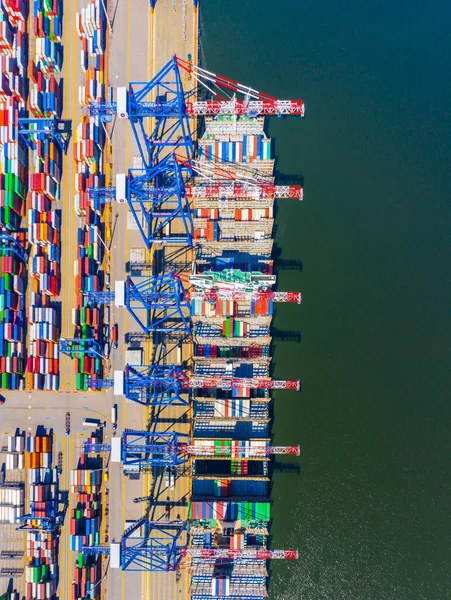 İş ve lojistik ihracat ve ithalat yapan konteyner gemisi. Kargoyu vinçle limana götürüyorum. Uluslararası su taşımacılığı. Hava görünümü