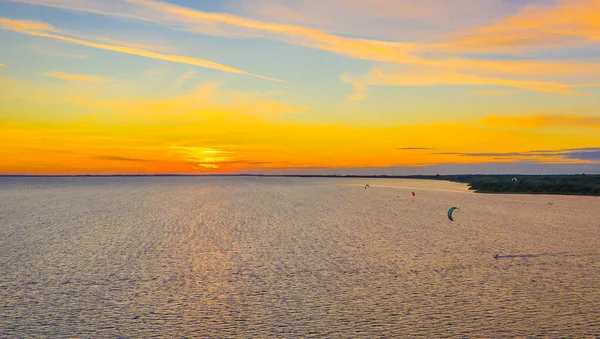 Вид Воздуха Кайт Серфинг Синем Море Фоне Красивых Облаков — стоковое фото