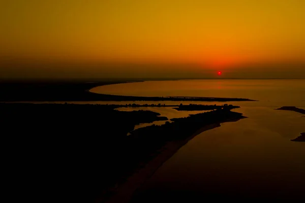 Zdjęcie Lotnicze Latającego Drona Fascynującego Krajobrazu Przyrodniczego Dramatycznym Wieczornym Niebem — Zdjęcie stockowe