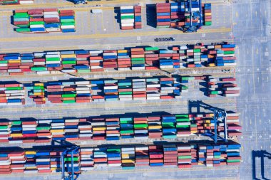 Limanda vinç yüklü konteynır gemisi, konteynır taşıyan konteynır ithalat ve ihracat işi lojistik ve ulaşım, hava üst görünümü.
