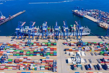 Limanda vinç yüklü konteynır gemisi, konteynır taşıyan konteynır ithalat ve ihracat işi lojistik ve ulaşım, hava üst görünümü.