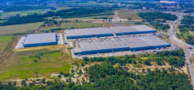 Birçok kamyonun mal indirdiği Endüstriyel Yükleme Alanının Hava Çekimi.