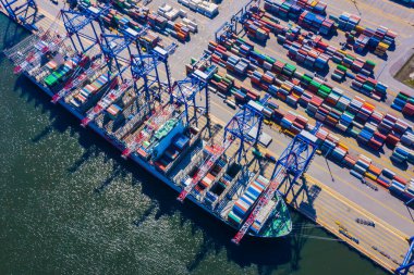 İş ve lojistik ihracat ve ithalat yapan konteyner gemisi. Kargoyu vinçle limana götürüyorum. Uluslararası su taşımacılığı. Hava görünümü ve üst görünüm.