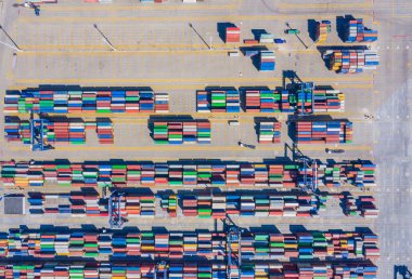 İş ve lojistik ihracat ve ithalat yapan konteyner gemisi. Kargoyu vinçle limana götürüyorum. Uluslararası su taşımacılığı. Hava görünümü ve üst görünüm.