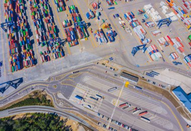 Hava manzaralı kargo gemisi yükleme, ihracat işi lojistiği ve açık denizde gemiyle ulaşım için bekliyor..