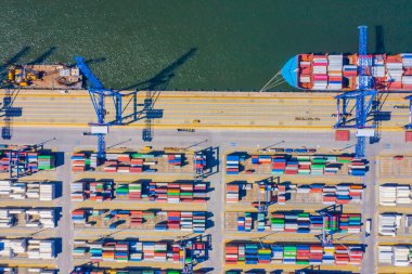 Hava manzaralı kargo gemisi yükleme, ihracat işi lojistiği ve açık denizde gemiyle ulaşım için bekliyor..