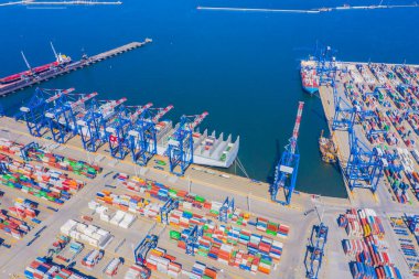 Hava manzaralı kargo gemisi yükleme, ihracat işi lojistiği ve açık denizde gemiyle ulaşım için bekliyor..