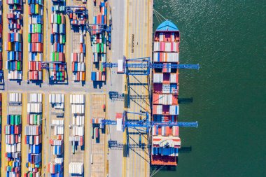 Hava manzaralı kargo gemisi yükleme, ihracat işi lojistiği ve açık denizde gemiyle ulaşım için bekliyor..