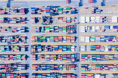 İş ve lojistik ihracat ve ithalat yapan konteyner gemisi. Kargoyu vinçle limana götürüyorum. Uluslararası su taşımacılığı. Hava görünümü