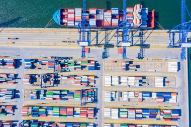 İş ve lojistik ihracat ve ithalat yapan konteyner gemisi. Kargoyu vinçle limana götürüyorum. Uluslararası su taşımacılığı. Hava görünümü