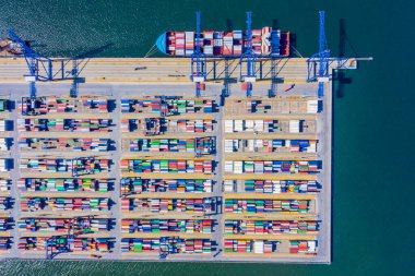 İş ve lojistik ihracat ve ithalat yapan konteyner gemisi. Kargoyu vinçle limana götürüyorum. Uluslararası su taşımacılığı. Hava görünümü