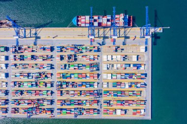 İş ve lojistik ihracat ve ithalat yapan konteyner gemisi. Kargoyu vinçle limana götürüyorum. Uluslararası su taşımacılığı. Hava görünümü