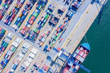 İş ve lojistik ihracat ve ithalat yapan konteyner gemisi. Kargoyu vinçle limana götürüyorum. Uluslararası su taşımacılığı. Hava görünümü