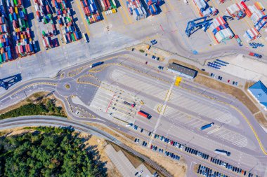 İthalat ve ticaret lojistiğinde konteynır gemisi vinç, ticaret limanı, limana kargo, uluslararası ulaşım, iş lojistik konsepti, hava manzarası...