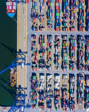 Deniz limanından gelen konteyner gemisi sevkiyat ve konteyner deposu için çalışıyor. Küresel lojistik kavramına taşımacılık veya ithalat için uygun kullanım.