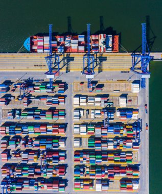 Deniz limanından gelen konteyner gemisi sevkiyat ve konteyner deposu için çalışıyor. Küresel lojistik kavramına taşımacılık veya ithalat için uygun kullanım.