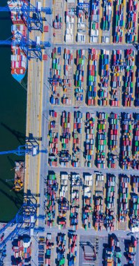 Deniz limanından gelen konteyner gemisi sevkiyat ve konteyner deposu için çalışıyor. Küresel lojistik kavramına taşımacılık veya ithalat için uygun kullanım.