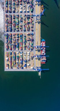 Deniz limanından gelen konteyner gemisi sevkiyat ve konteyner deposu için çalışıyor. Küresel lojistik kavramına taşımacılık veya ithalat için uygun kullanım.