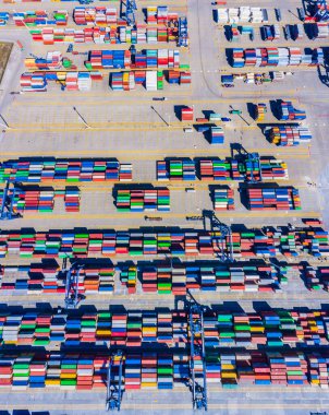 Deniz limanından gelen konteyner gemisi sevkiyat ve konteyner deposu için çalışıyor. Küresel lojistik kavramına taşımacılık veya ithalat için uygun kullanım.